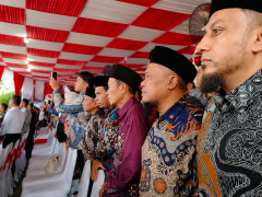Upacara HUT RI di Surabaya: Ketika Merah Putih Menjadi Jalan Pulang